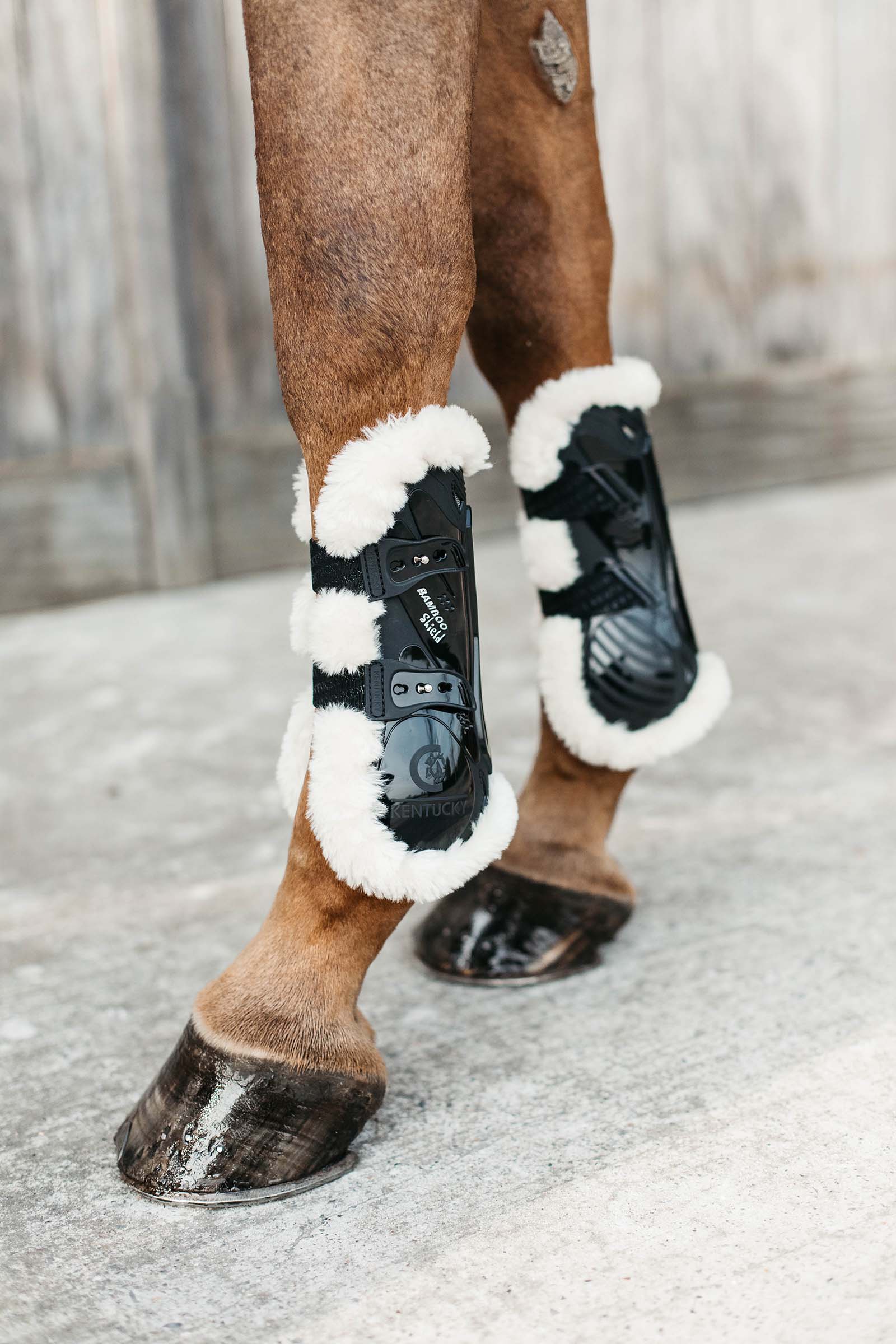 Kentucky Horsewear Bamboo Elastik Gamaschen mit veganem Lammfell