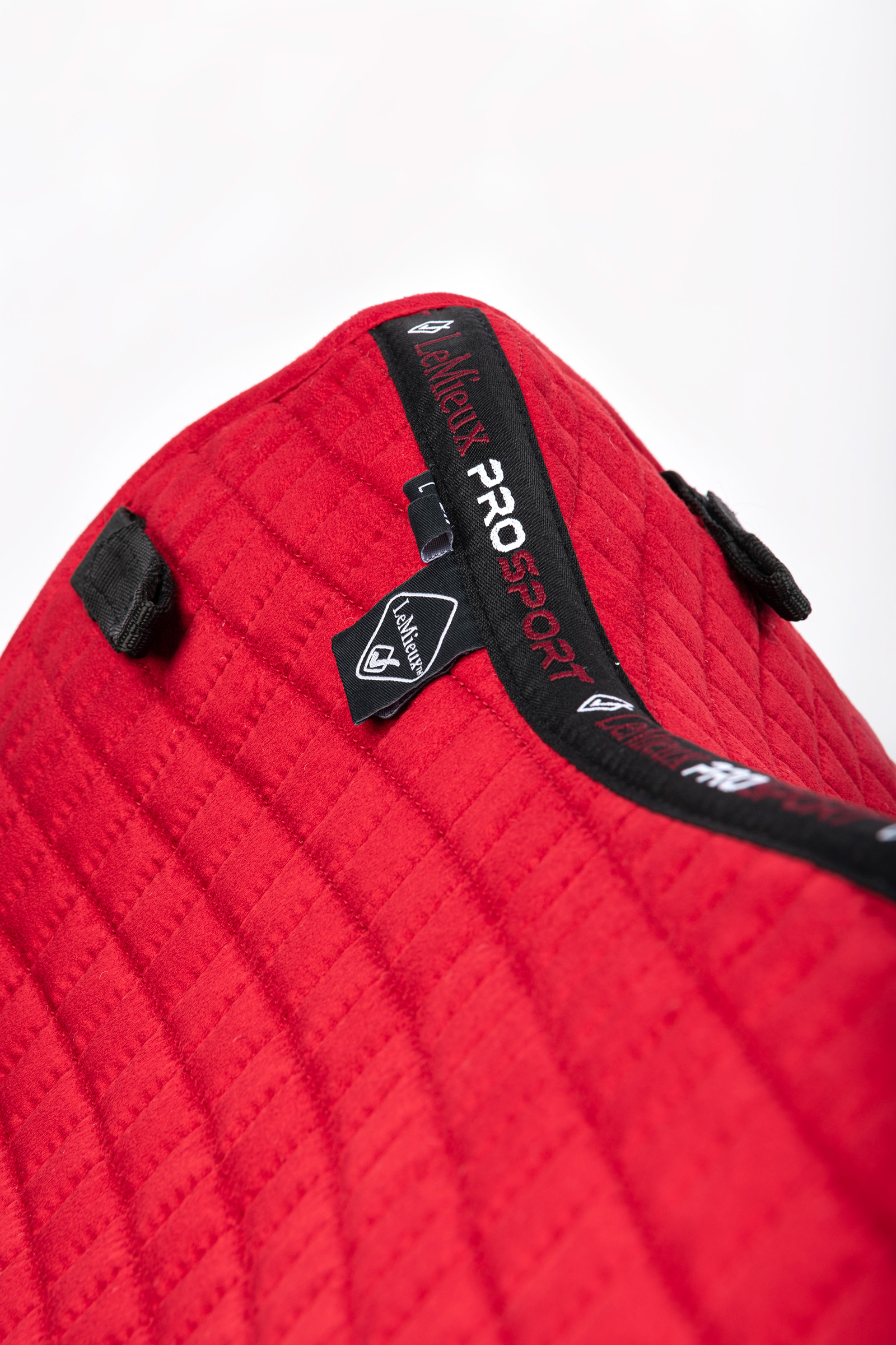 LeMieux Suede Luxuri&ouml;se saisonale Dressurschabracke