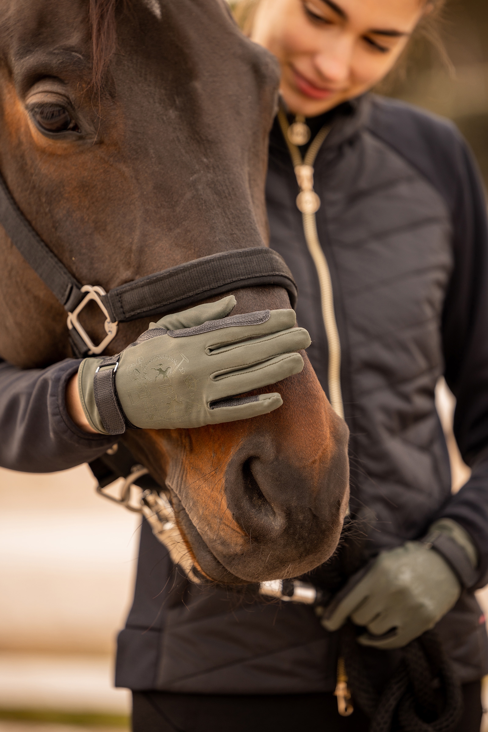 B Vertigo Laia Damen Reithandschuhe mit Logo Print